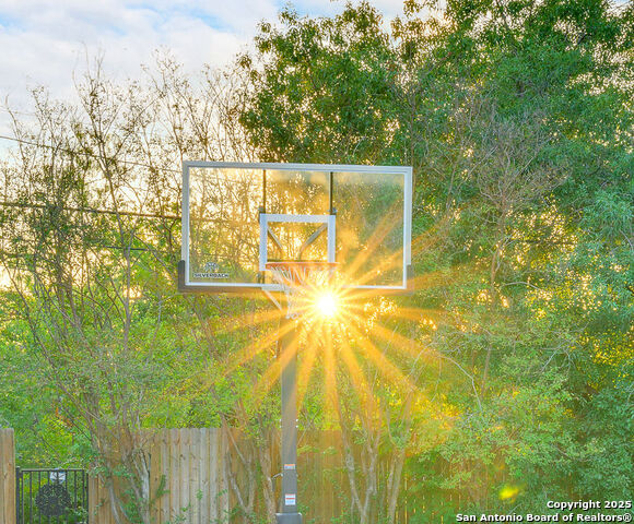 Listing photo id 20 for 605 Squires  