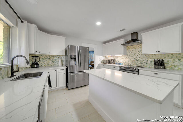 Listing photo id 5 for 605 Squires  