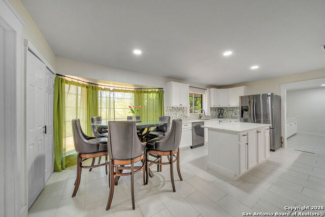 Listing photo id 6 for 605 Squires  