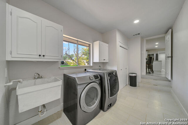 Listing photo id 7 for 605 Squires  