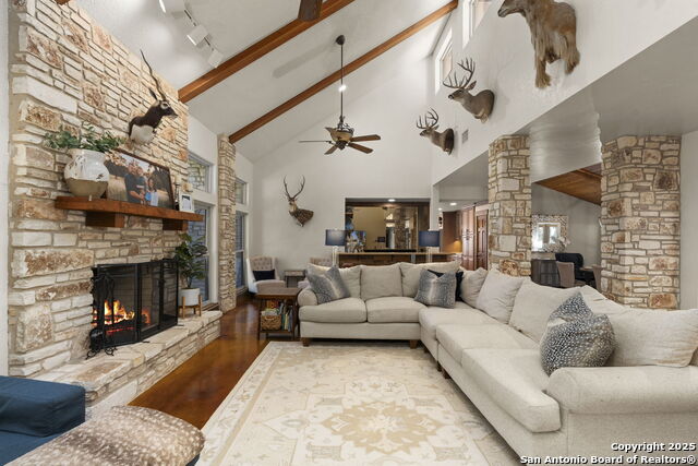 Listing photo id 8 for 8707 Paisano Pass