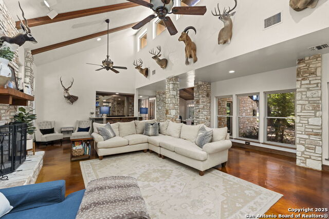 Listing photo id 9 for 8707 Paisano Pass