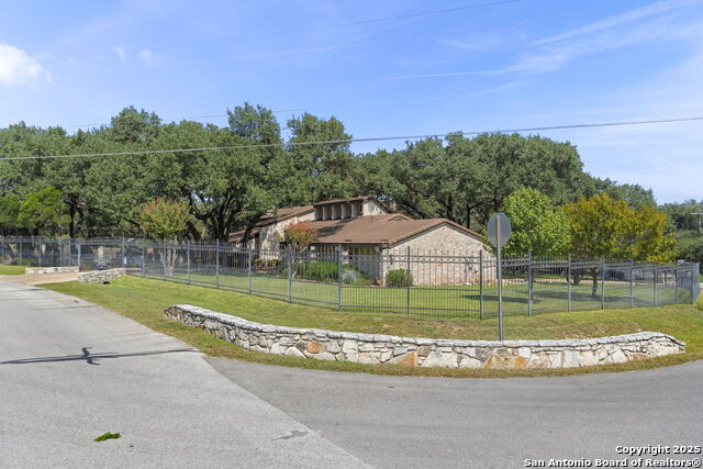 Listing photo id 60 for 8707 Paisano Pass