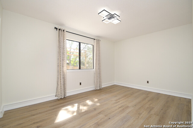 Image 17 of 26 For 940 Hedgestone