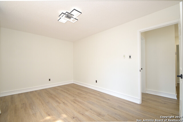 Image 18 of 26 For 940 Hedgestone