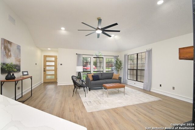 Image 4 of 26 For 940 Hedgestone