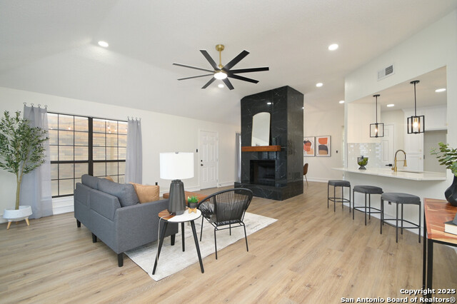 Image 5 of 26 For 940 Hedgestone