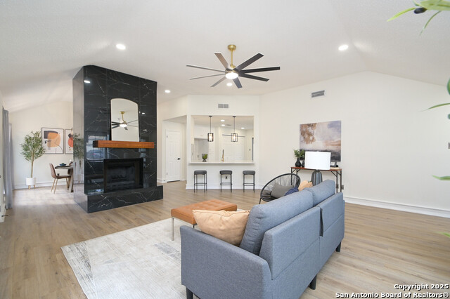 Image 6 of 26 For 940 Hedgestone