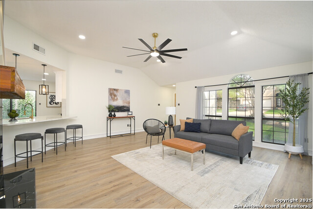 Image 7 of 26 For 940 Hedgestone