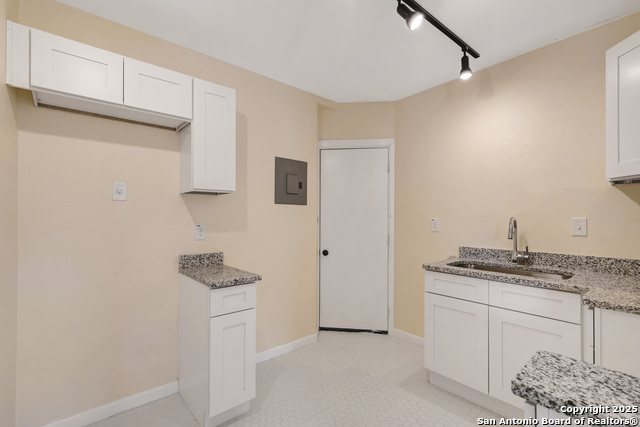 Listing photo id 8 for 834 W Russell Pl