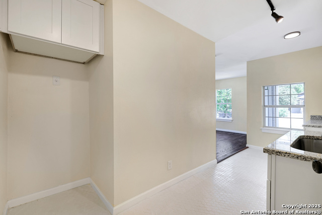 Listing photo id 9 for 834 W Russell Pl