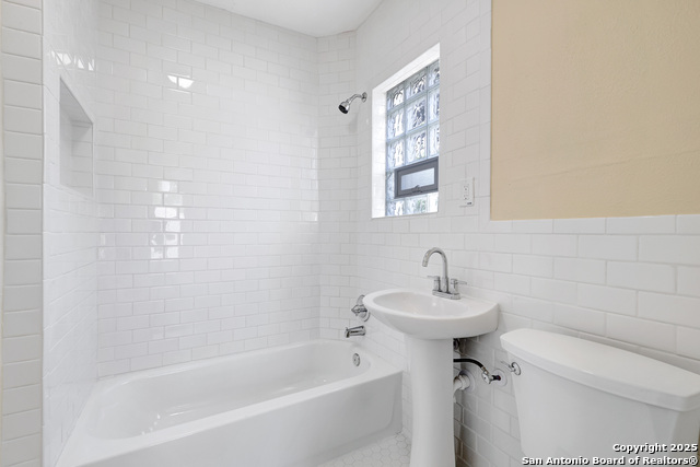 Listing photo id 11 for 834 W Russell Pl