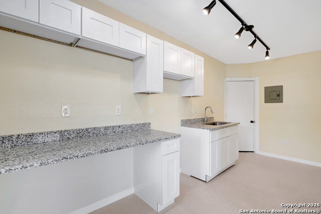 Listing photo id 13 for 834 W Russell Pl