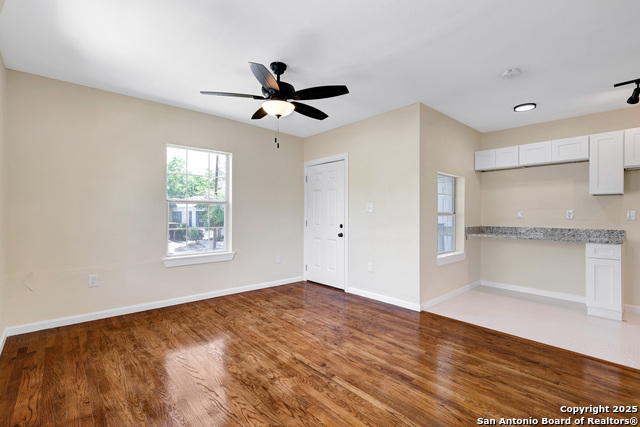 Listing photo id 16 for 834 W Russell Pl