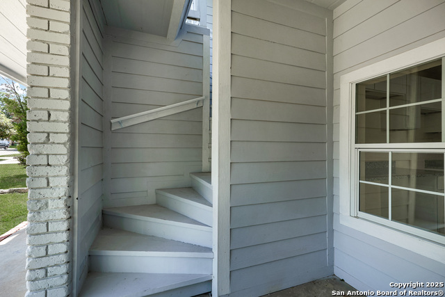 Listing photo id 0 for 834 W Russell Pl