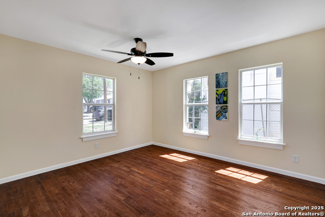 Listing photo id 18 for 834 W Russell Pl