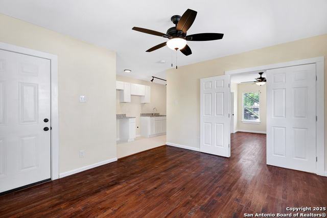 Listing photo id 20 for 834 W Russell Pl