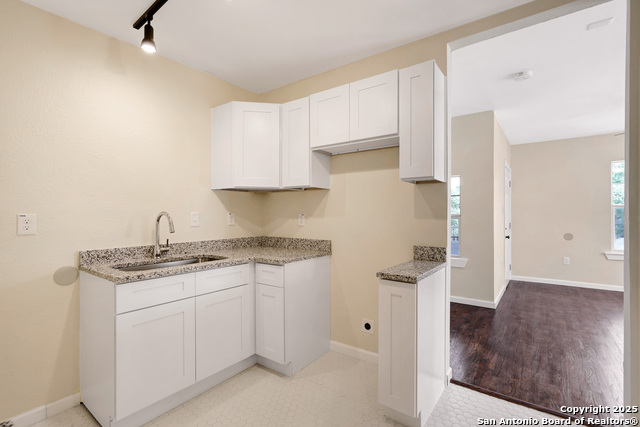 Listing photo id 21 for 834 W Russell Pl