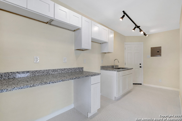 Listing photo id 22 for 834 W Russell Pl