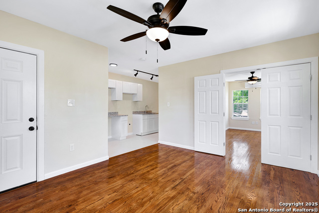 Listing photo id 23 for 834 W Russell Pl