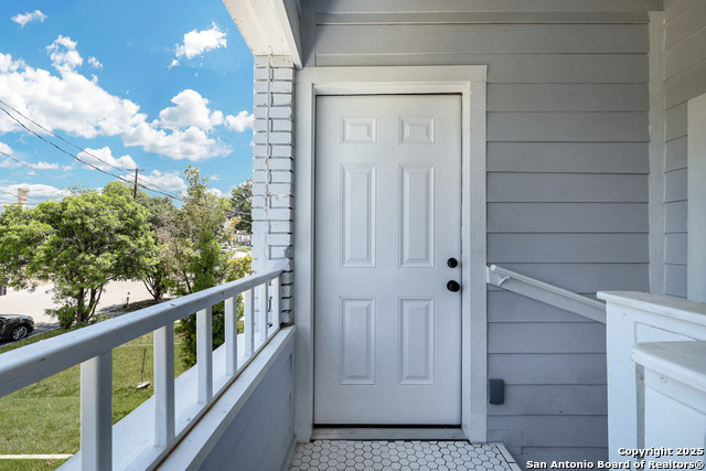 Listing photo id 1 for 834 W Russell Pl