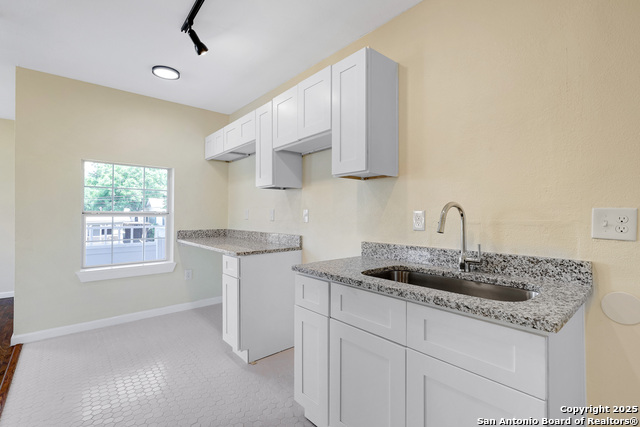 Listing photo id 28 for 834 W Russell Pl