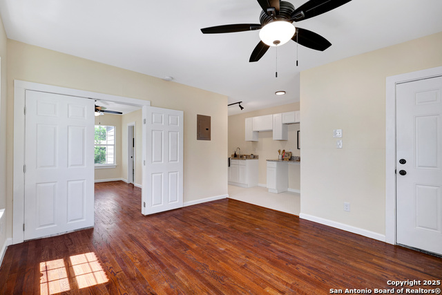 Listing photo id 34 for 834 W Russell Pl