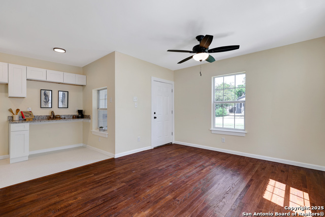 Listing photo id 35 for 834 W Russell Pl