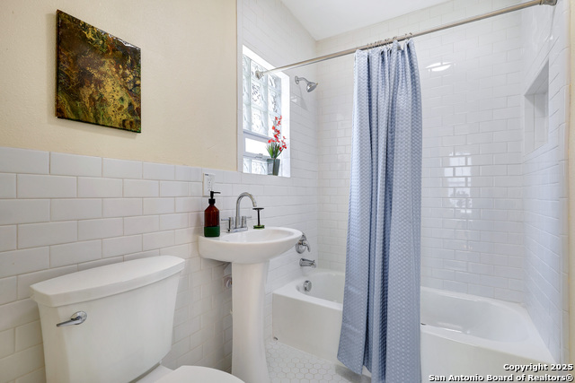 Listing photo id 2 for 834 W Russell Pl