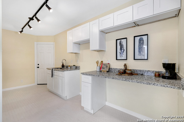 Listing photo id 39 for 834 W Russell Pl