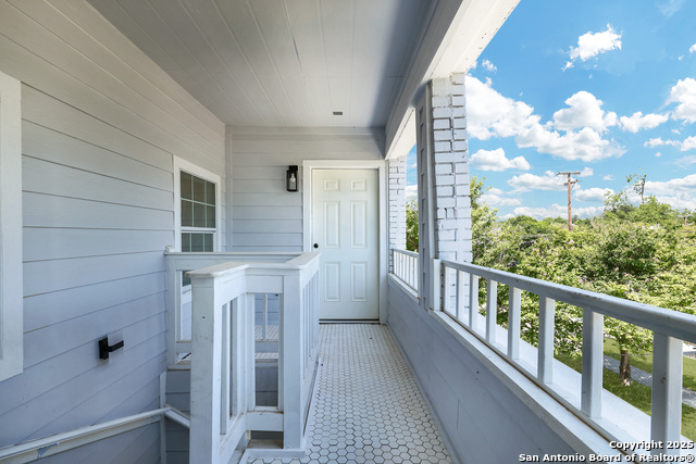 Listing photo id 3 for 834 W Russell Pl