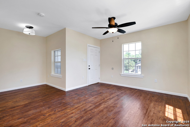 Listing photo id 7 for 834 W Russell Pl