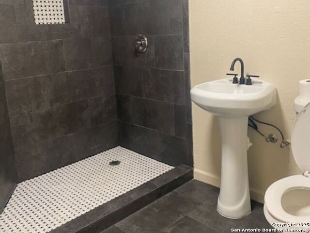 Image 6 of 11 For 200 Persons