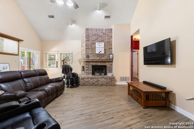 Listing photo id 15 for 8307 Timber Cabin