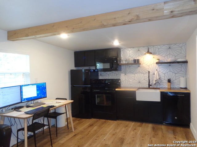 Listing photo id 9 for 1009 Edgewater Falls