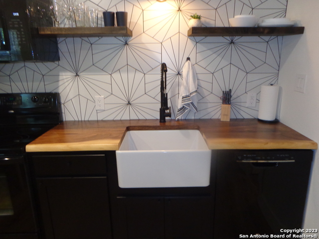 Listing photo id 10 for 1009 Edgewater Falls