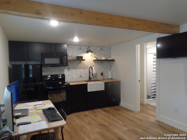 Listing photo id 12 for 1009 Edgewater Falls