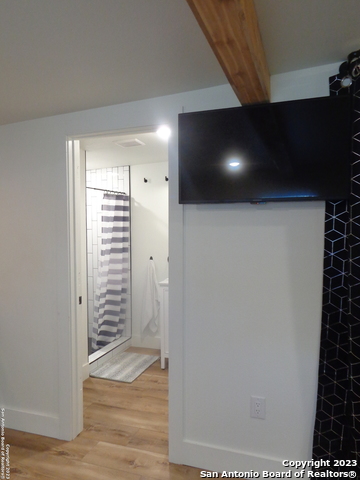 Listing photo id 13 for 1009 Edgewater Falls