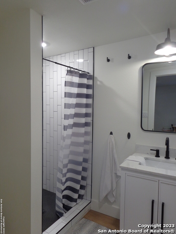 Listing photo id 14 for 1009 Edgewater Falls