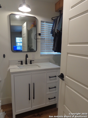 Listing photo id 16 for 1009 Edgewater Falls