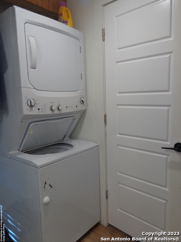 Listing photo id 17 for 1009 Edgewater Falls