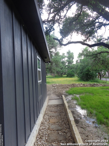 Listing photo id 18 for 1009 Edgewater Falls