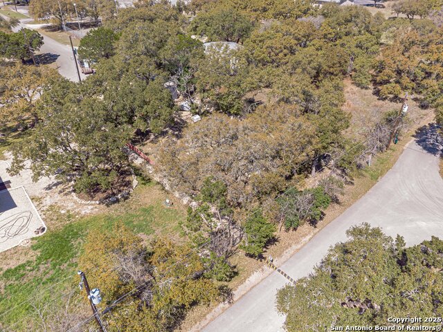 Listing photo id 21 for 1009 Edgewater Falls