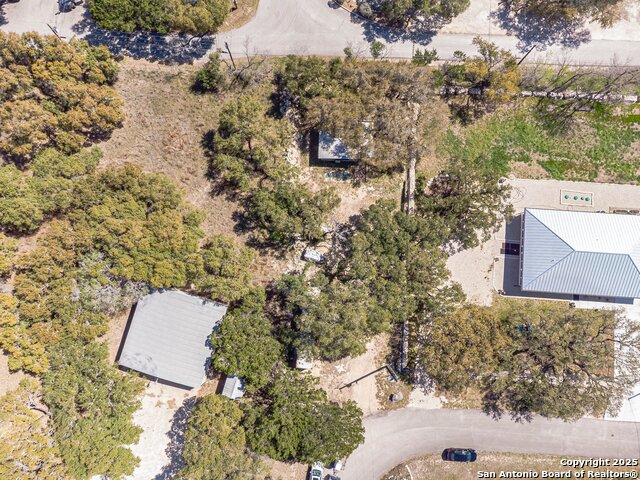 Listing photo id 22 for 1009 Edgewater Falls