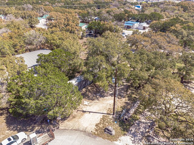 Listing photo id 23 for 1009 Edgewater Falls