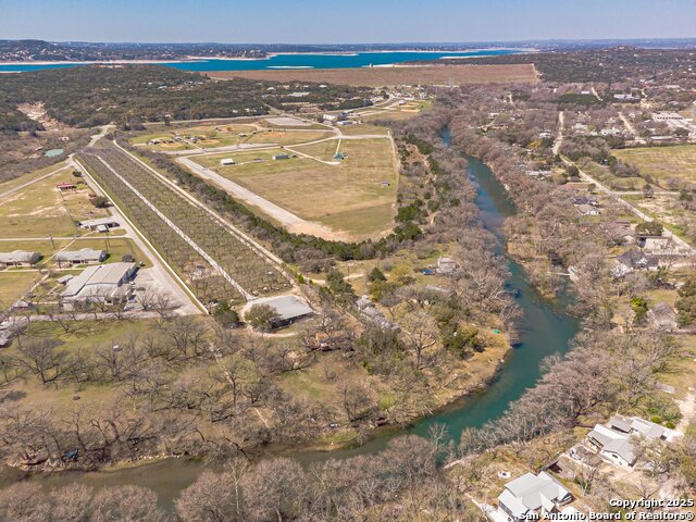 Listing photo id 25 for 1009 Edgewater Falls