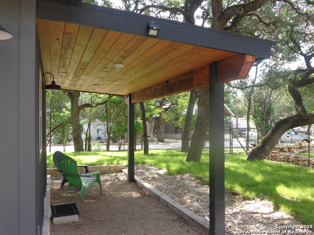 Listing photo id 2 for 1009 Edgewater Falls