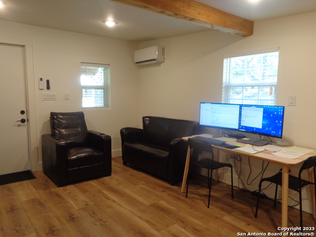 Listing photo id 6 for 1009 Edgewater Falls