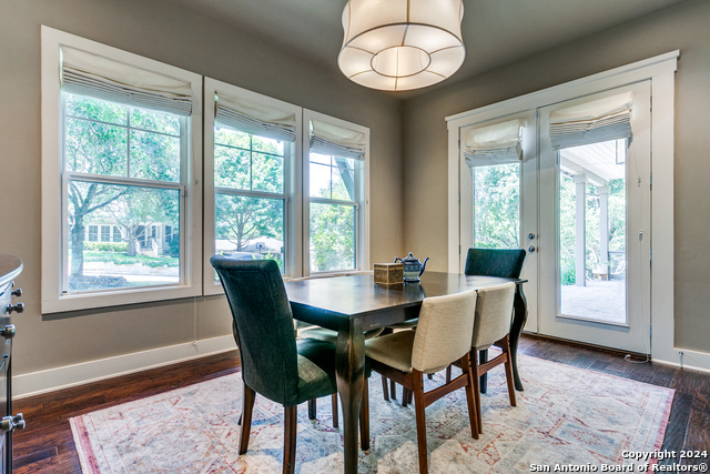 Image 10 of 25 For 242 Elmview Pl E