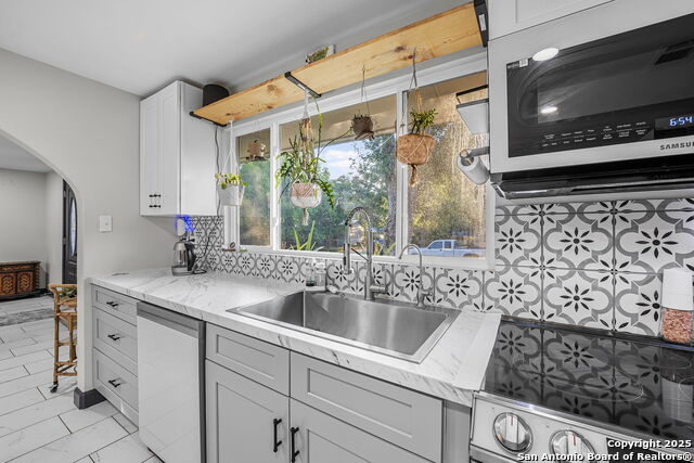 Image 4 of 27 For 133 Alamo  